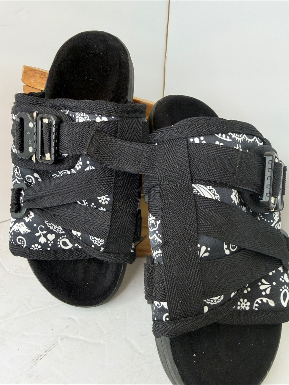 DRACO Slides Womens 6-7 Black Bandana Print Sandals - Comfortable Strap Slides